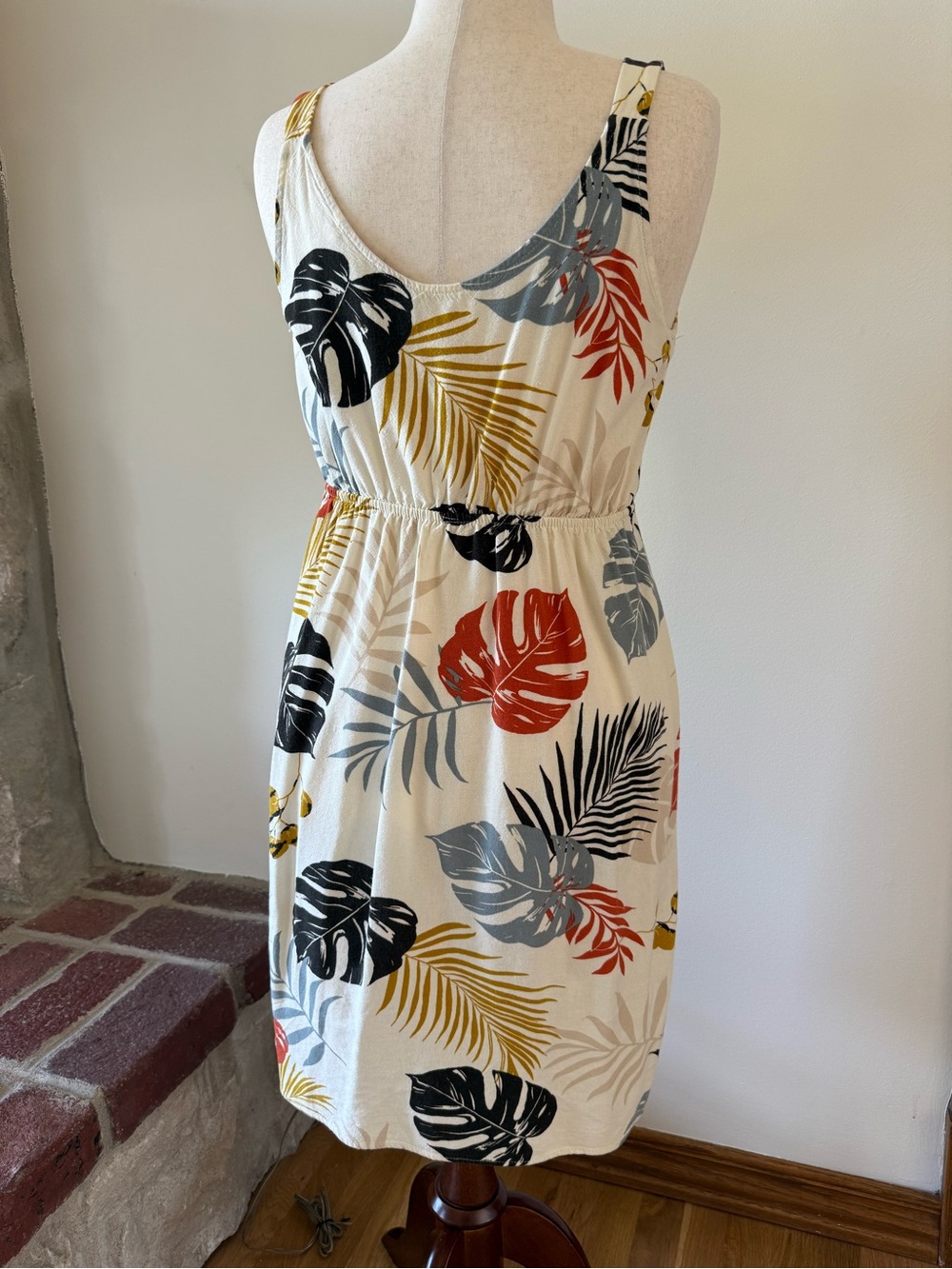 Sleeveless Rayon/Linen Dress with Tropical Leaf Print - Picture 3 of 9